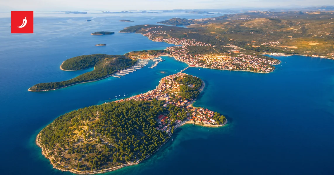 Vlasnica ih zamolila da odu iz restorana u Rogoznici. Muškarac ju udario šakom