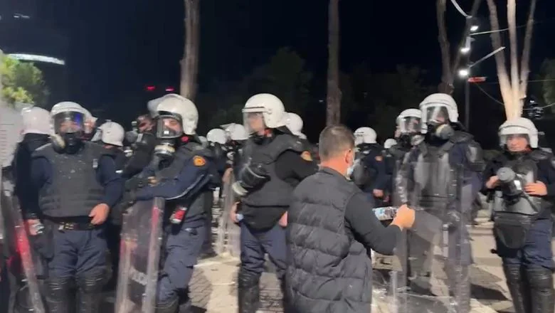 Angažovanje u nasilnim protestima, razotkriven VKM: 2750 policajaca biće nagrađeno sa oko 2900 evra! 8,2 miliona evra izlazi iz rezervnog fonda budžeta - Shqiptarja.com