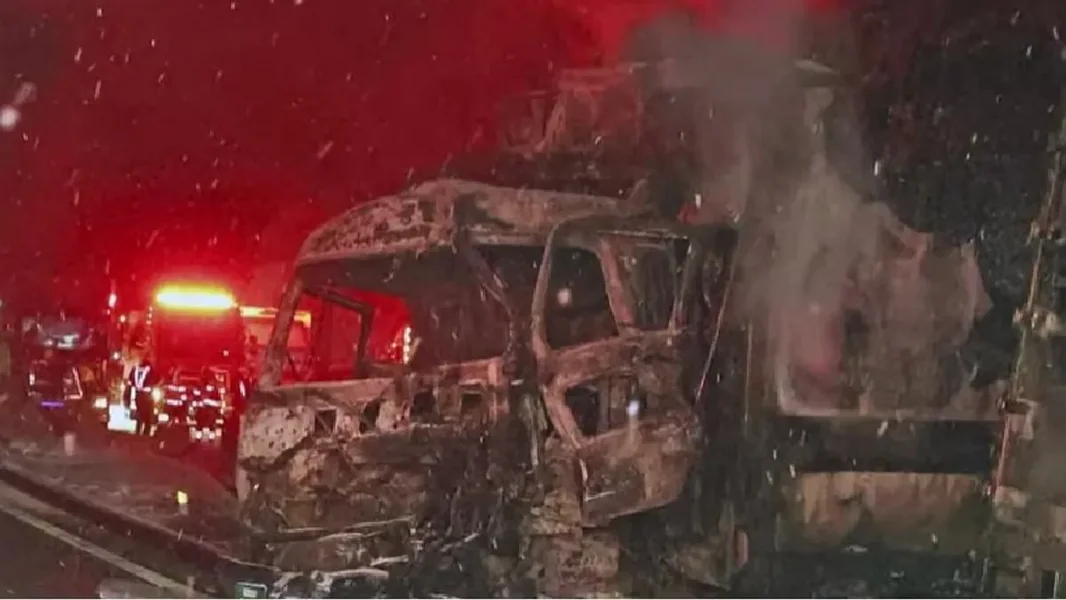 Masovna saobraćajna nezgoda na autoputu: sedam i po sati bilo je potrebno da se ugase goreće automobile