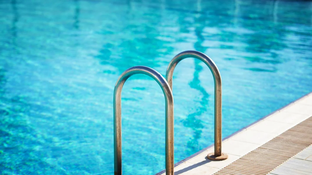 Tragedija na Rodosu: Osuda vlasnika hotela zbog utapanja deteta u bazenu - Documento