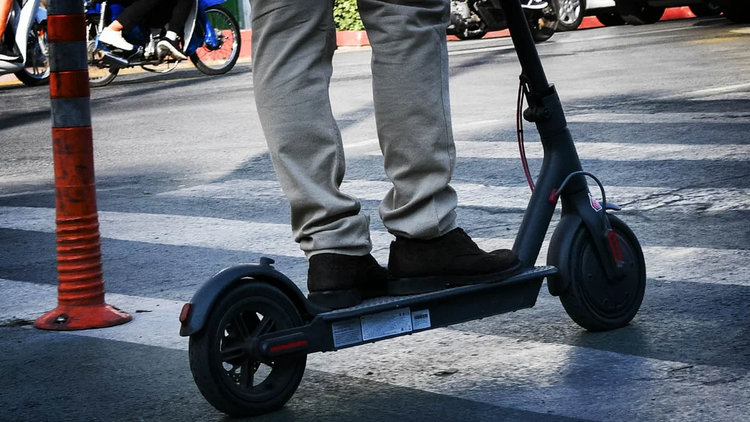 Kefalonija: U kritičnom stanju 17-godišnjak nakon saobraćajne nesreće na električnom trotinetu - Sudario se sa konjem - Documento