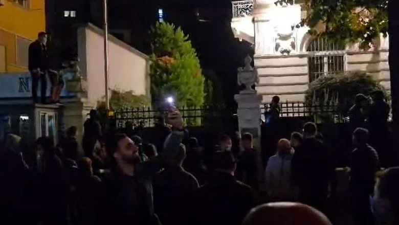 Akti nasilja/ Protesteri su uklonili zastavu Ambasade Vatikana! Ministarstvo spoljnih poslova: vandalski akt, počinioci da se identifikuju i odgovaraju pred zakonom