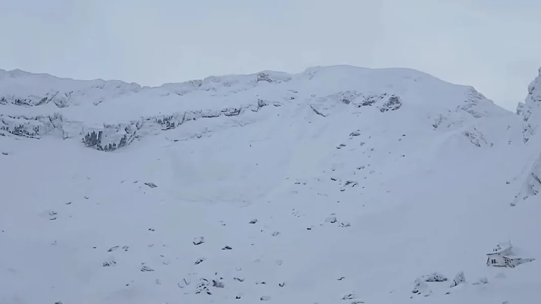 Lavina velikih dimenzija, izazvana od dva skijaša, u planinama Fagaras