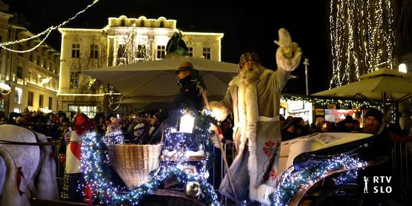Deda Mraz u bajkovitom spremstvu pozdravio decu u Ljubljani