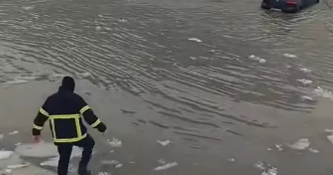 Vatrogasac koji je ušao u nabujalu Drinu i spasio Golfa: 'Vlasnica mi je dala ključ, nisam ni razmišljao'