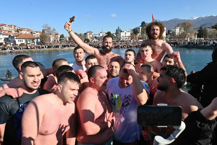 Po treći put Martin Gožo od Varoš uhvatio krst u vodama Ohridskog Jezera - Nova Makedonija