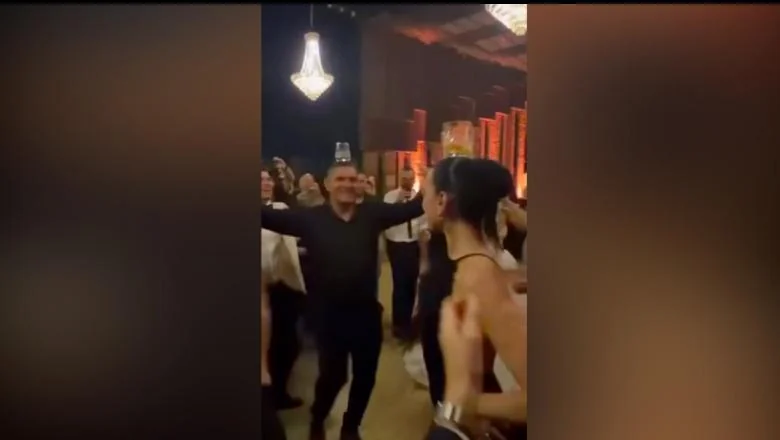 Dua Lipa ponovo na Kosovu, 'gori' na svadbi! Prati oca Dukagjin Lipu dok pleše sa čašom na glavi (VIDEO) - Shqiptarja.com