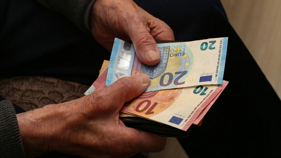 Kada će biti isplaćene penzije i osnovne novčane naknade tokom oktobra