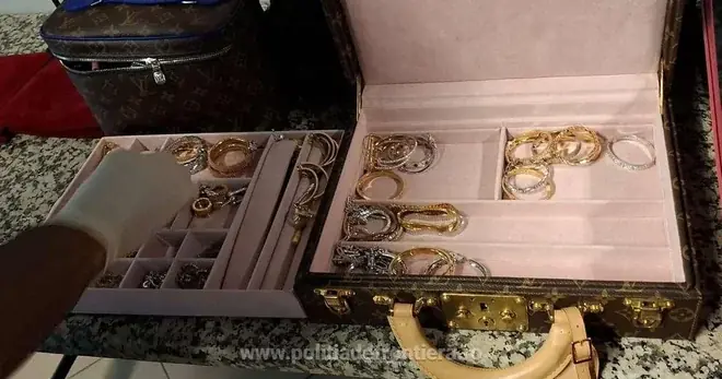 Dve Rumunke koje su dolazile iz Dubaija uhvaćene na aerodromu Otopeni sa nakitom, satovima i novcem u vrednosti od 3 miliona evra