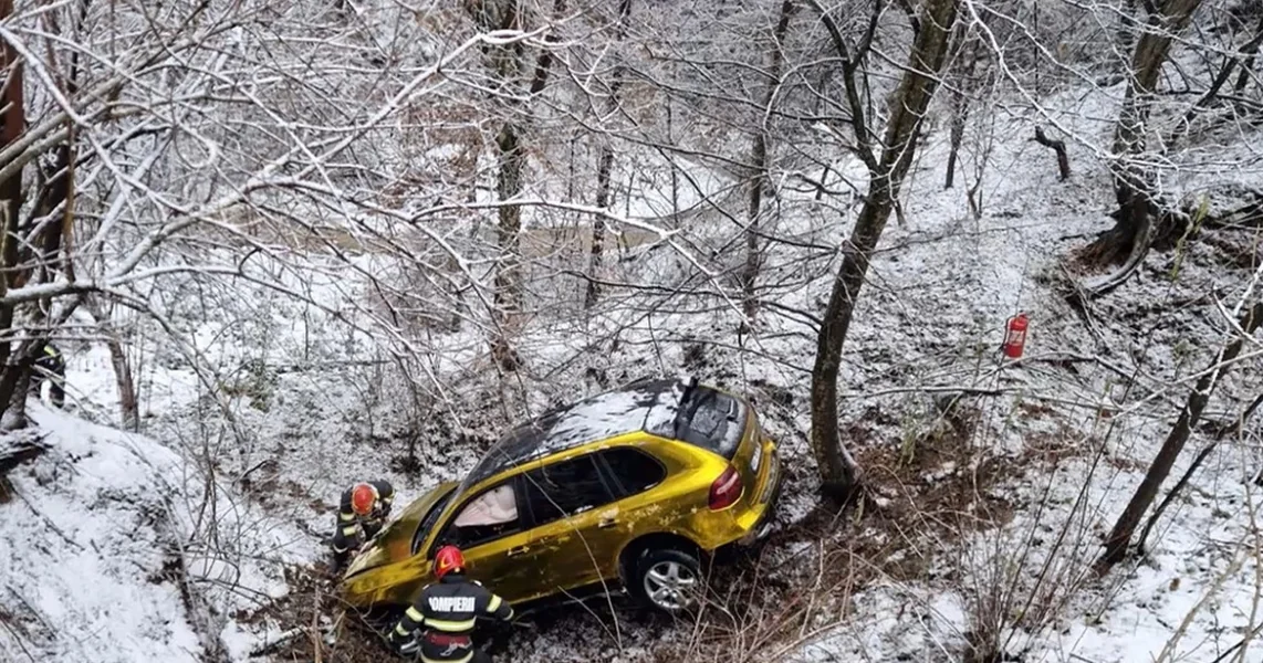 Teška saobraćajna nesreća u Argešu: vozilo palo u provaliju. Troje ljudi povređeno