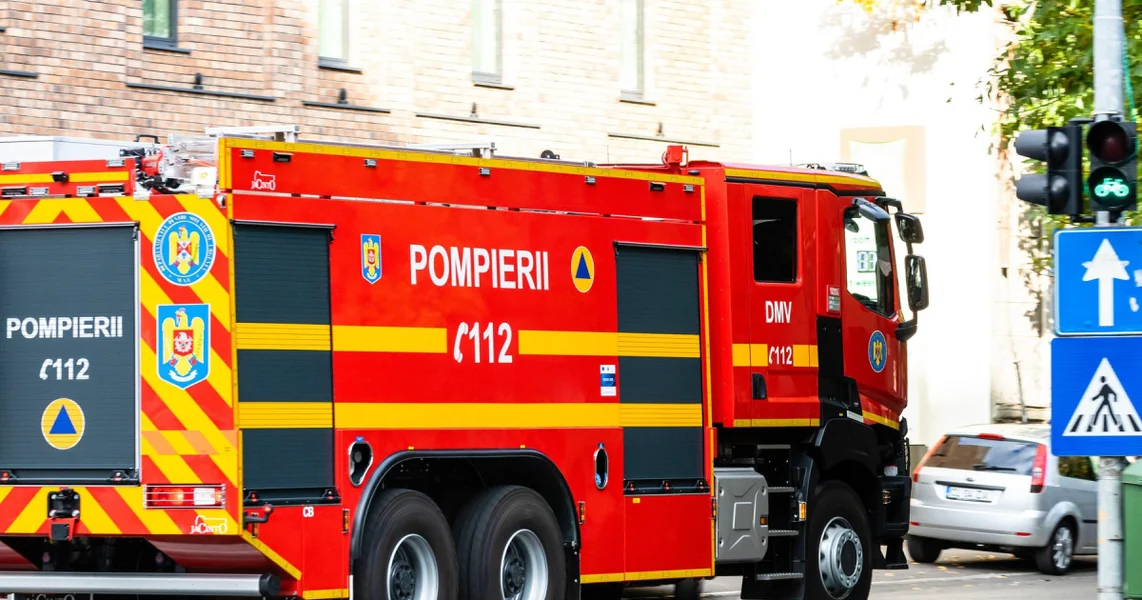 Jak vetar pravi pustoš u zemlji. Drvo se srušilo na krov bolnice.