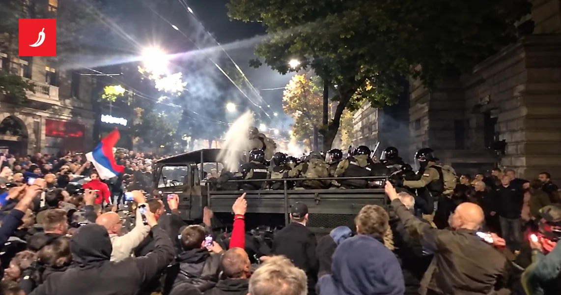 VIDEO Nestvarne scene iz Beograda. Policija odlazi na vozilima, ljudi ih gađaju