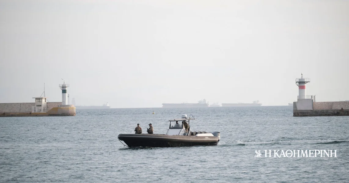 Privatno vozilo upalo u luku Pirej