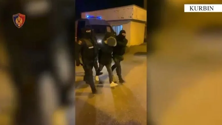 Pijani s kalasnikovom pretio građanima na ulici, uhapšen 28-godišnjak u Kurbinu! Pucajući iz oružja razbio stakla na tri vozila i na jedan lokal