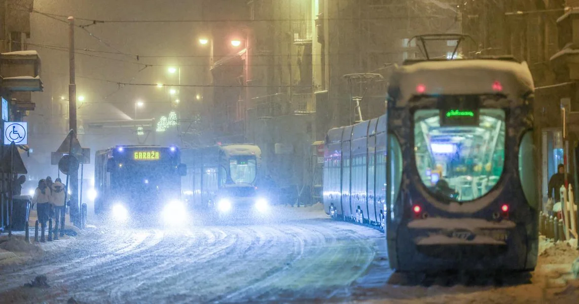 FOTO/VIDEO Snežni haos u Zagrebu: Radnici brenerima odmrzavali tračnice, na terenu više od 400 ekipa