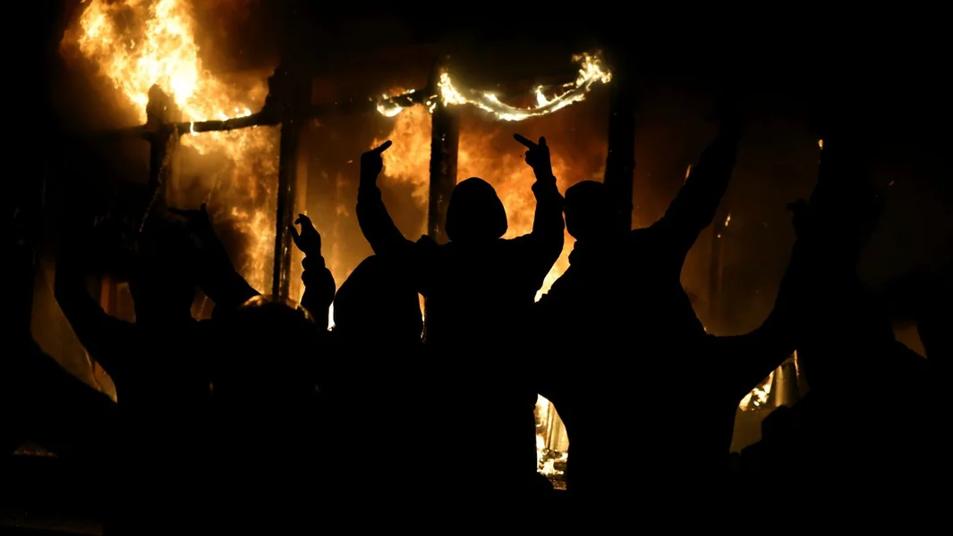 Albanija: Haos na demonstracijama protiv korupcije i poskupljenja - upad u zgrade, zapaljena policijska vozila i incidenti - Documento