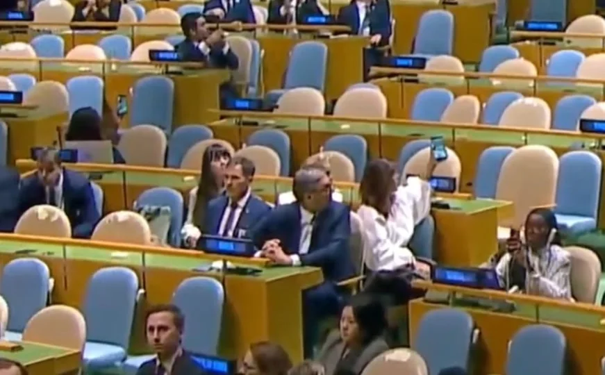 Vučić među rijetkima koji su slušali govor Netanjahua, iznenađeno gledao odlazak ostalih diplomata