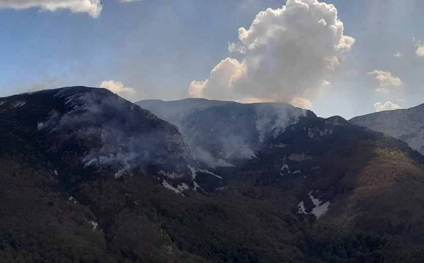 Požar na Čvrsnici i dalje aktivan, zatražena međunarodna pomoć za gašenje iz zraka
