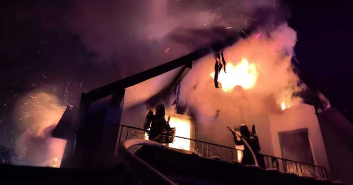 Vatrogasci, novogodišnja misija gašenja požara. Najteži slučaj u stanu u Sektoru 6 u Bukureštu: šestoro ranjenih