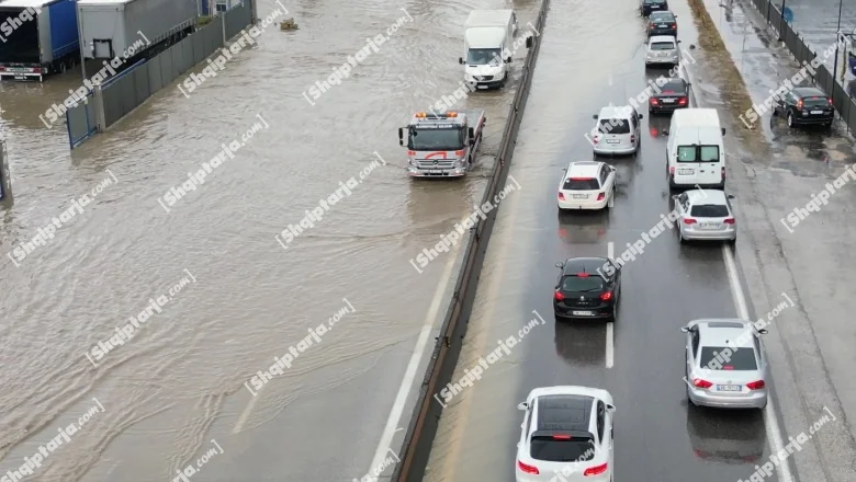 Snimci dronom/ Autostrada Durrës-Tiranë blokirana od kiše, saobraćaj kilometarski! Saobraćaj devijiran preko Ndroqi, put ka Rinasu otvoren - Shqiptarja.com