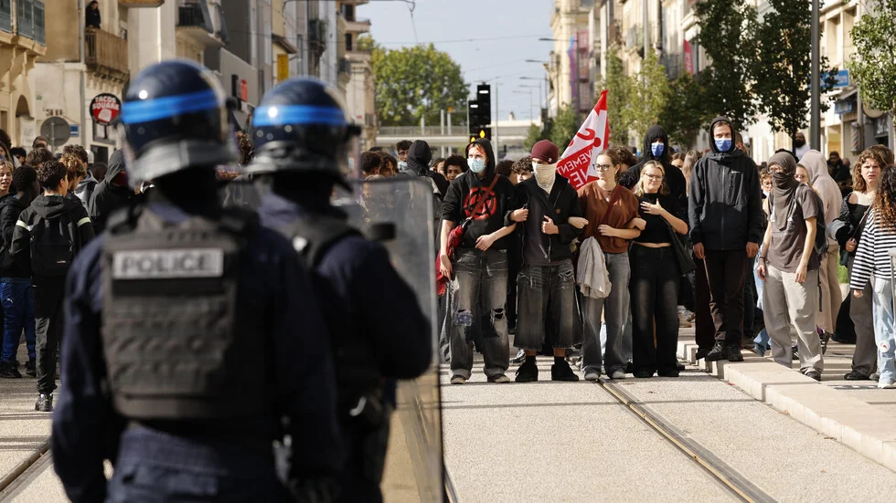 Protesti, paljevi i sukobi: Učenici u Francuskoj nastavljaju proteste, 500 gimnazija ostaju zatvorene
