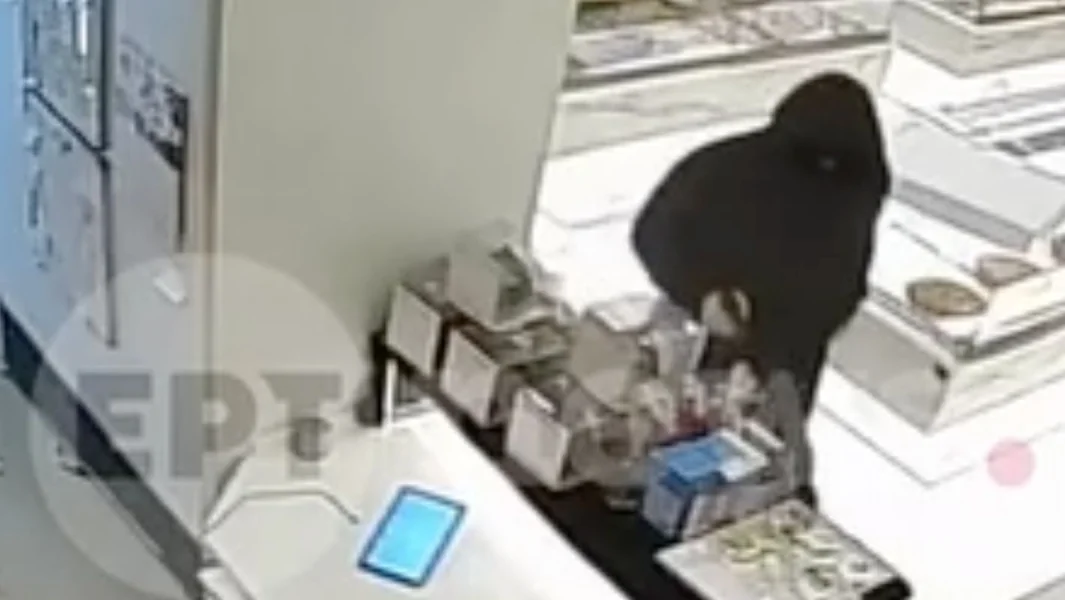 Oružana pljačka u Nikaiji: Ušao u poslastičarnicu preteći zaposlenoj - Oteo kasu - Documento