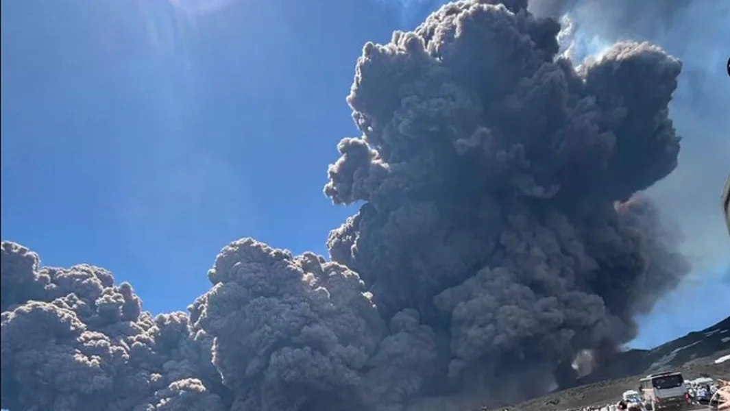 Planina Etna daje nove znakove vulkanske aktivnosti. Pepeo i žareći komadi ispaljeni su desetak metara u vazduh