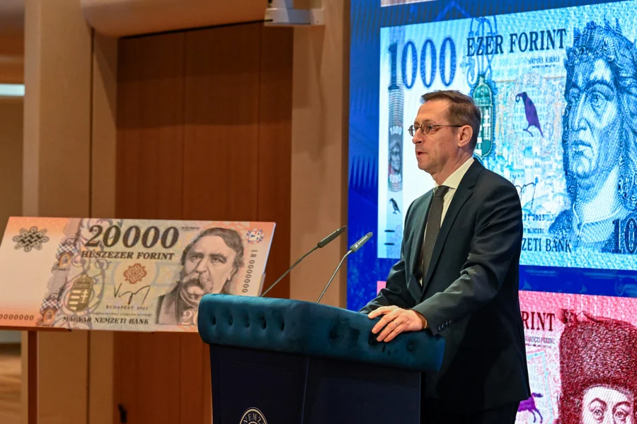 Podneta prijava protiv Somlai Bálinta i saradnika, nakon što je MNB izbacila njihovu ponudu kao najpovoljniju iz nabavke, a zatim sklopila ugovor koji je bio skuplji za 11 milijardi forinti.