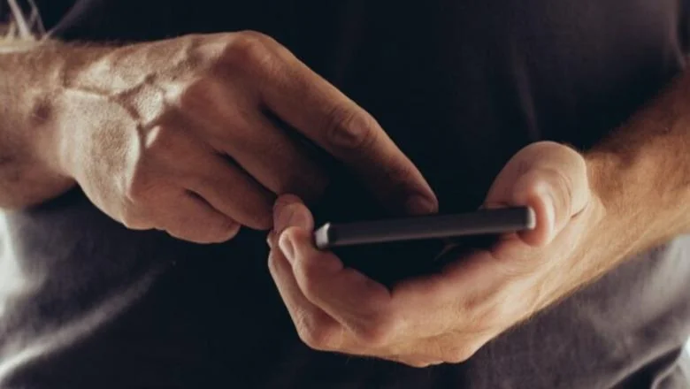 Uznemiravao i progonio 37-godišnjakinju na društvenim mrežama, uhapšen mladić u Fushë-Krujë! Oduzeta su 2 telefona