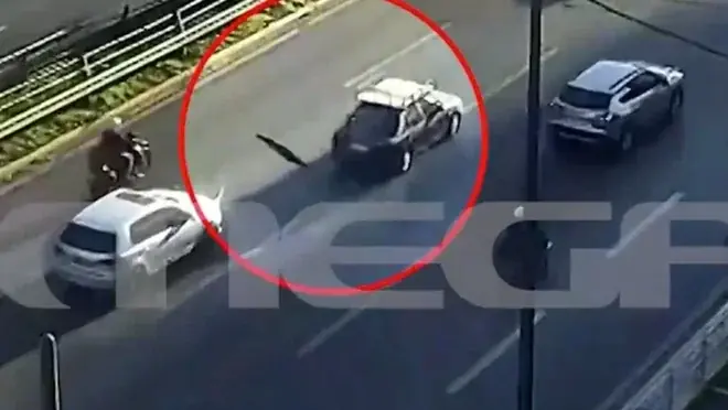 Skoro saobraćajna nesreća na Leoforos Syngrou: televizor ispao sa auta