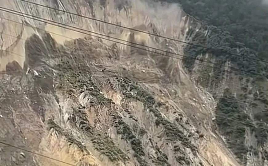 Jezivi prizori: Katastrofalna klizišta, poplave i lavine odnijele desetine života u Nepalu