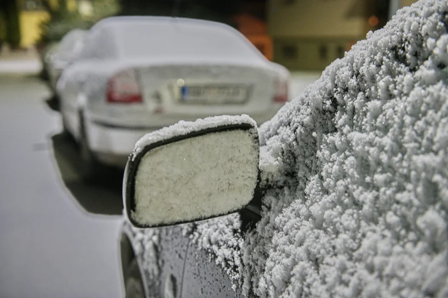 Vozači se savetuju da stave čarape na retrovizore automobila