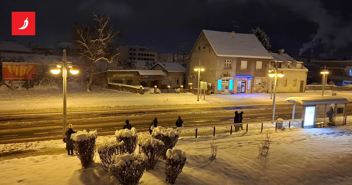 U Zagrebu sneg kakav nije dugo viđen, opet pada. U Kninu ljudi čekali 12 sati u vlaku