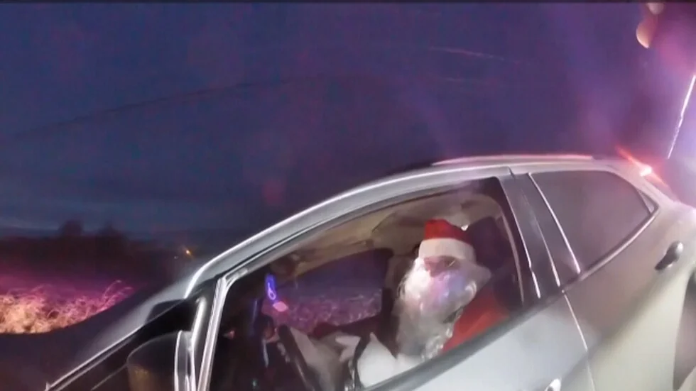 Pokažite svoju vozačku dozvolu: Policajci zaustavili muškarca u odelu Deda Mraza zbog prekoračenja brzine (VIDEO)
