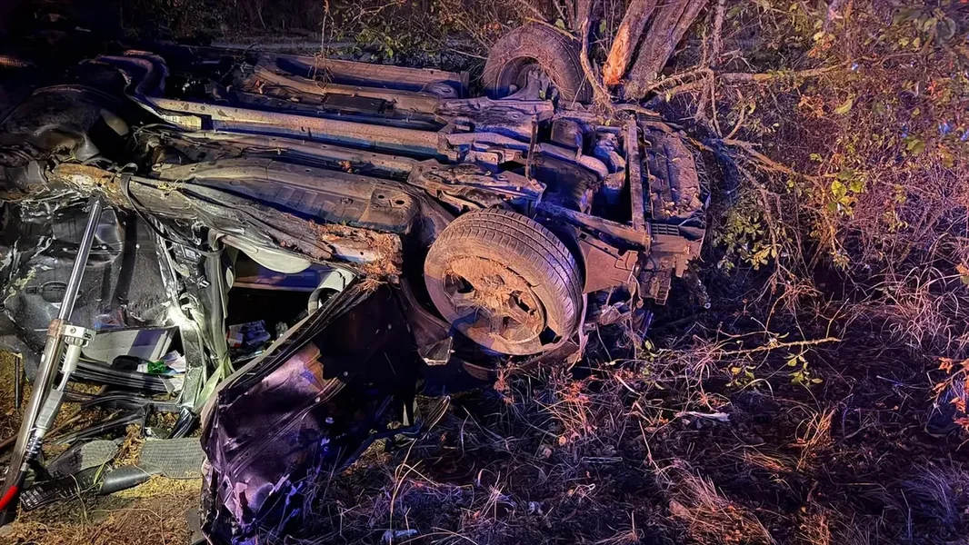 Brutalan saobraćajni udes kod Kisújszállása: jedan čovek se zaglavio ispod prevrnutog auta, jedan je isleteo iz vozila - ORIGO
