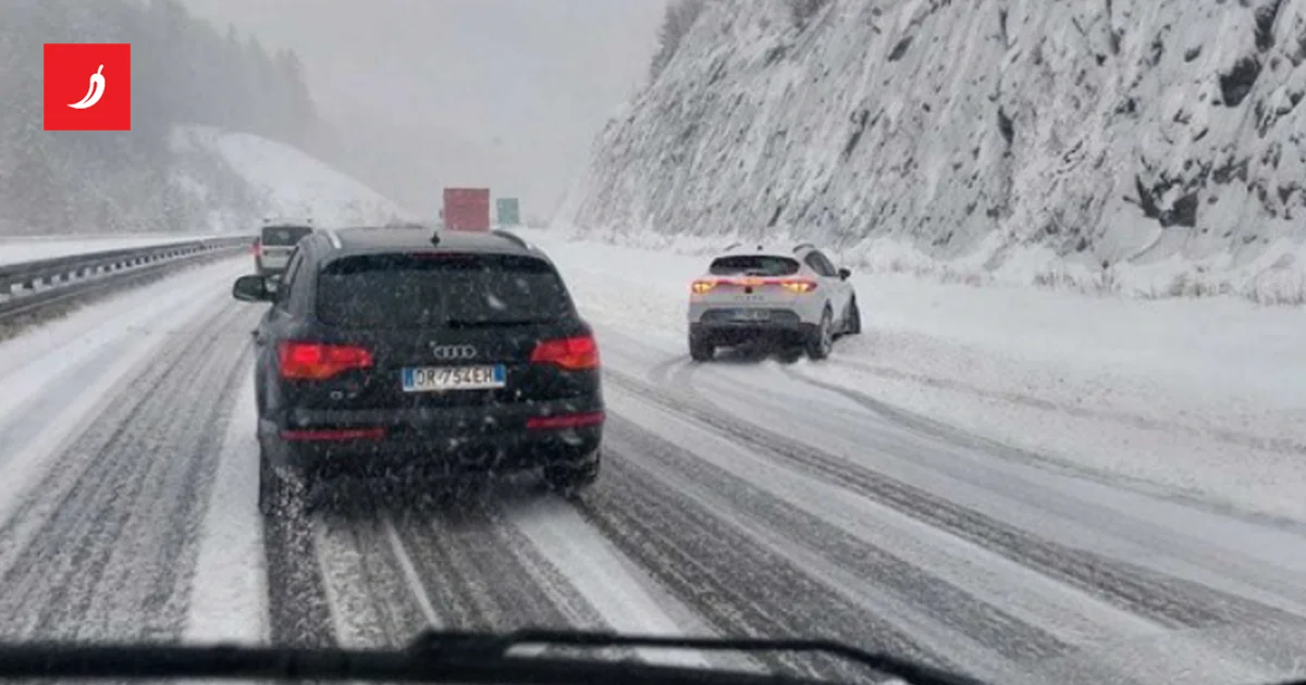 Zabrane na putevima, niz nesreća, neki zaglavili u snegu. Pogledajte snimke