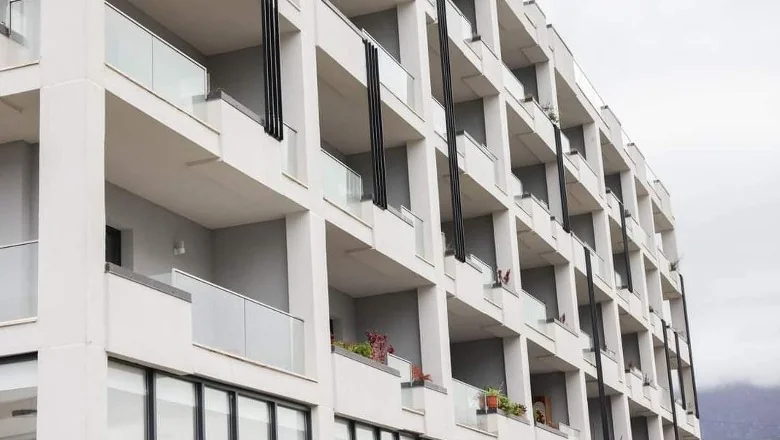 VKM/ Vlada daje 10 miliona evra za obnovu stanova i obrazovnih institucija, za koje opštine