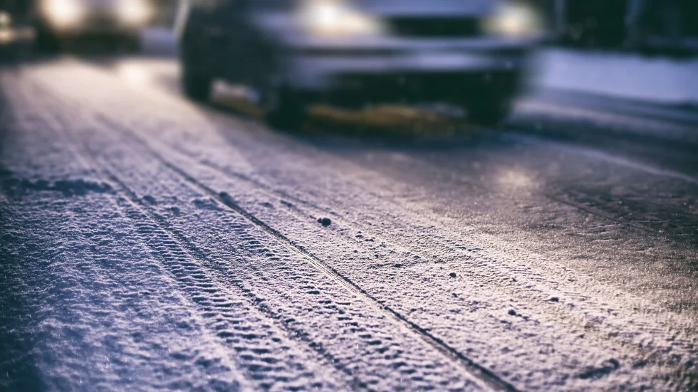 Zbog snega i vetra: klizavi putevi, naseljena mesta bez struje i upozorenja o opasnom vremenu