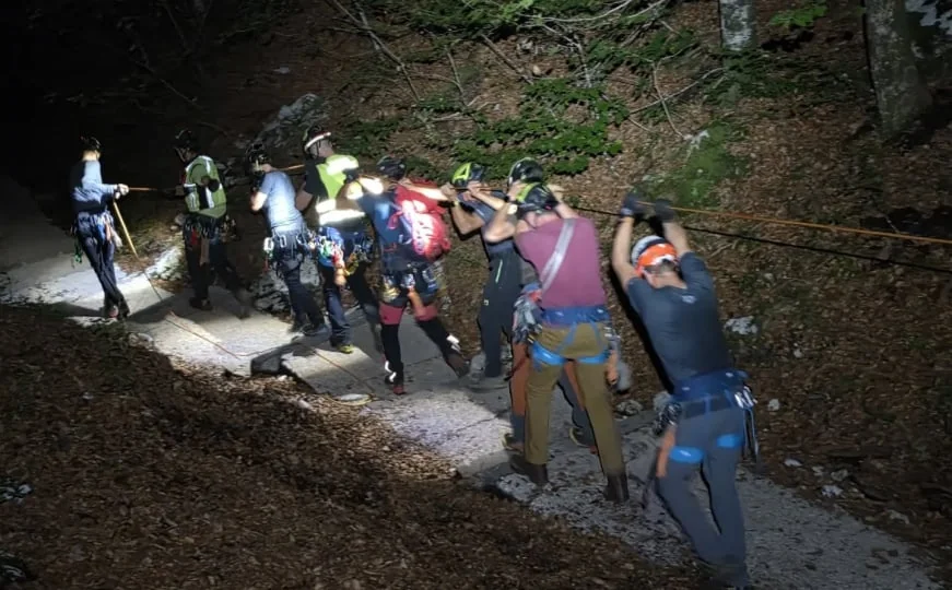 Užas u Sloveniji: Otac poginuo nakon pada u provaliju, dijete teško povređeno
