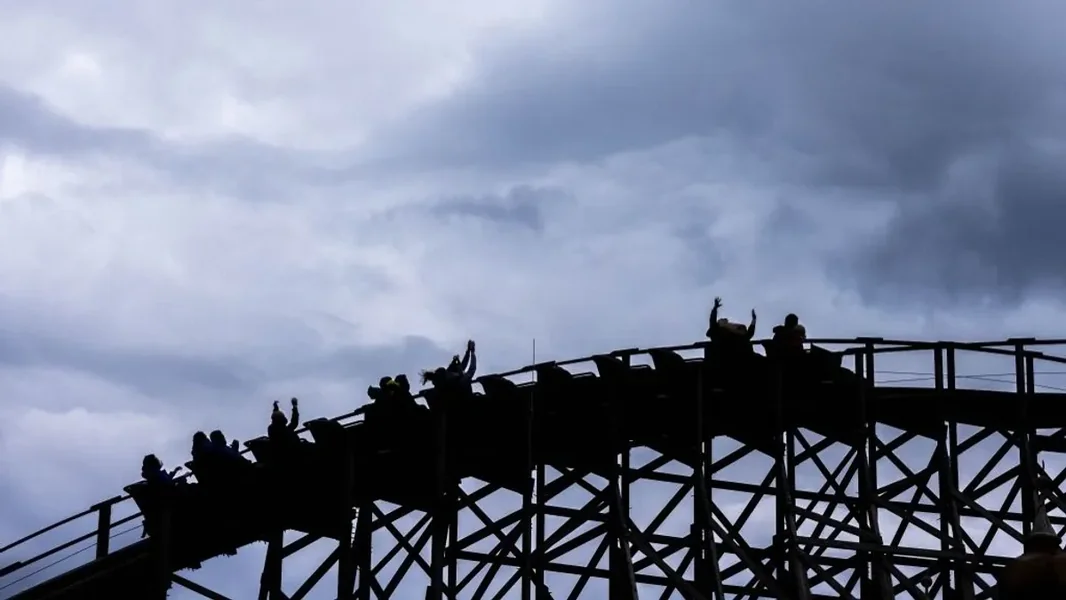 Smrtna nesreća na roller coaster-u, muškarac pao u ponor - video - ORIGO