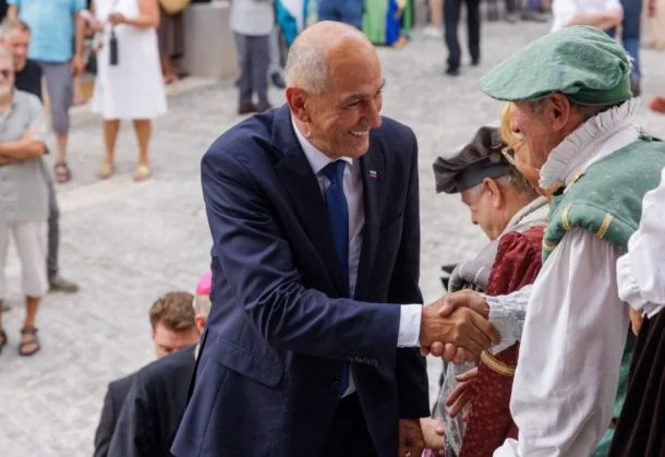 Janša će za oružje uzimati od ljudi