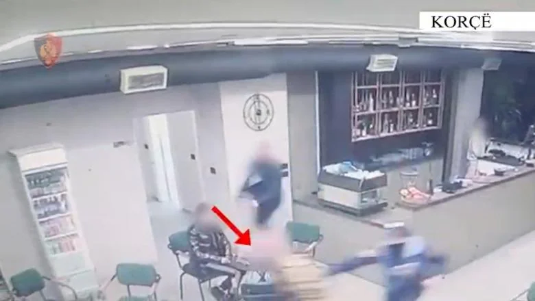 Korča/ Arrestovan u lokalu 31-godišnjak sa vatrenim oružjem, pokušao da pobegne policiji trčanjem! Sa krivičnom evidencijom, 2017. godine pucao kalasnikovom na noćni lokal (EMRI+VIDEO) - Shqiptarja.com