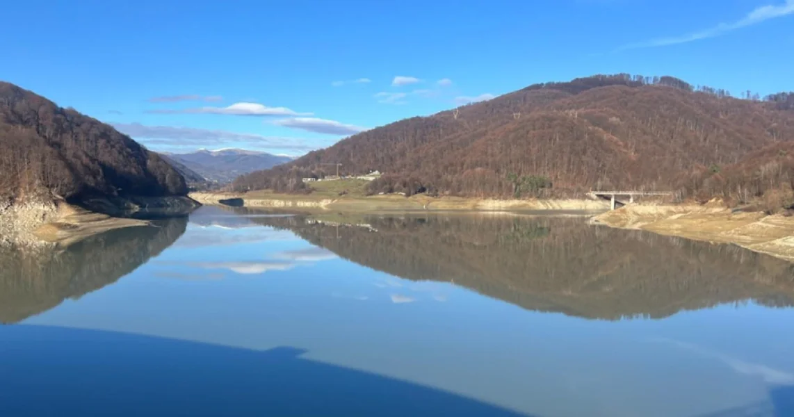 Nivo popunjenosti brane Paltinu iznosi više od 50%. Apele Române: "Inevitabilna je veća intervencija"