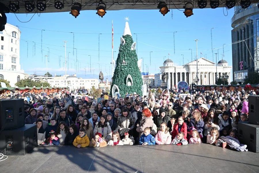 Opštinama potrošile najmanje 785 hiljada evra za novogodišnje ukrašavanje, pokazuje istraživanje Centra za građanske komunikacije