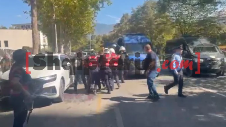 Protesti se sudaraju s policijom, kameni prema policijskim službenicima! Jedan građanin se oseća loše usred mase i odvezen je u ambulantu! Neki su privedeni - Shqiptarja.com