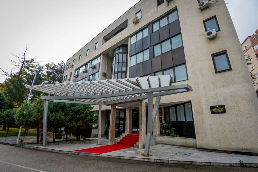 Privedene dve osobe osumnjičene za proneveru budžetskih sredstava u iznosu od gotovo 80 miliona denara, kažu iz Finansijske policije - Nova Makedonija
