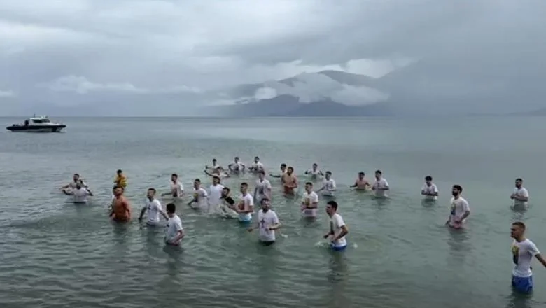 Mladići se suočavaju sa niskim temperaturama; na jezeru Pogradec održana ceremonija bacanja krsta. Triumfovao je 23-godišnjak Nikolin Jorgji iz Pogradeca