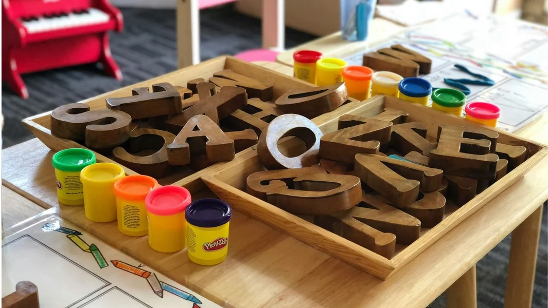 Baka napala predškolsku vaspitačicu zbog toga ko će da preuzme dete: Uhapšena 76-godišnjakinja, ELAS traži majku - Documento