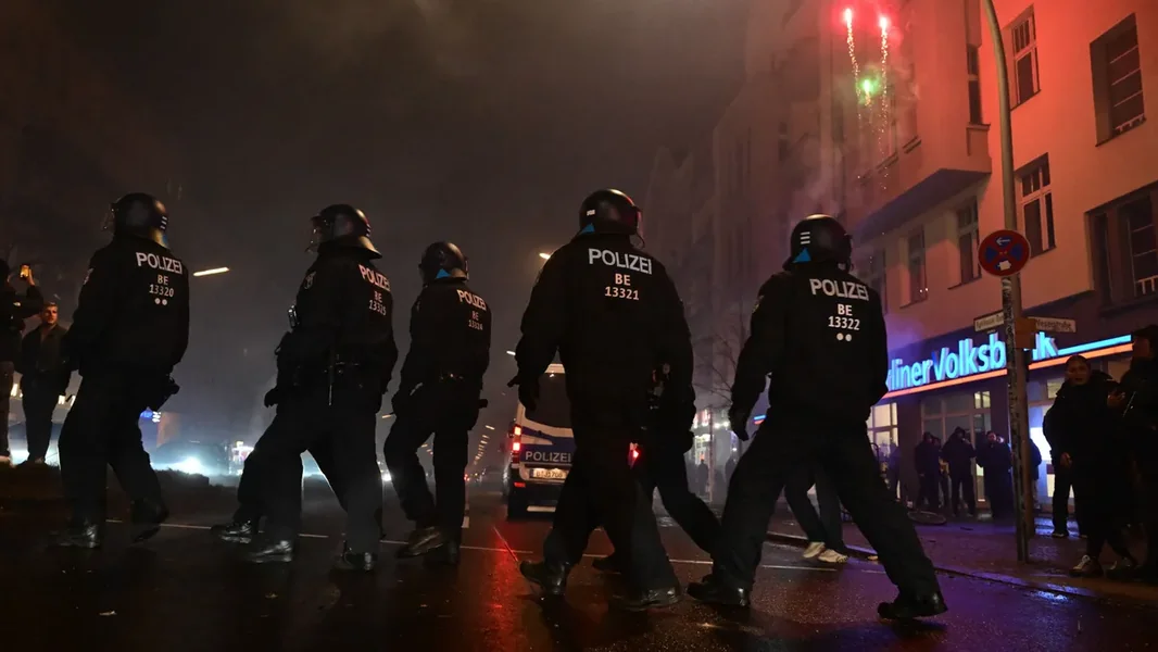 Berlin sa jurišnom policijom, Budimpešta bezbrižno slavila - ORIGO