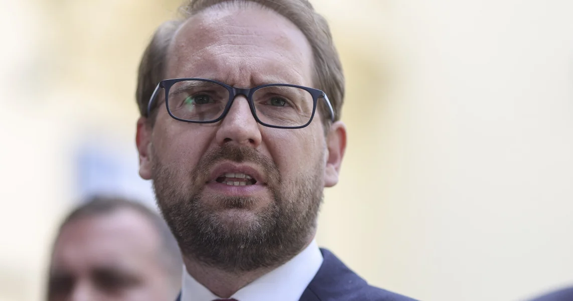 Fritz odbacuje spekulacije da je on rekao predsedniku 'Rumunija je tvoj problem, sa partijom je moj problem'. Ko je predložio optužbu